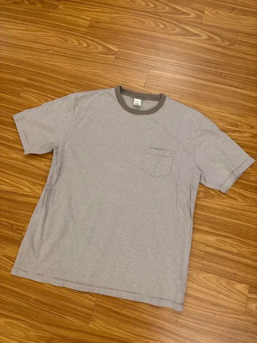 カーキ Tシャツ