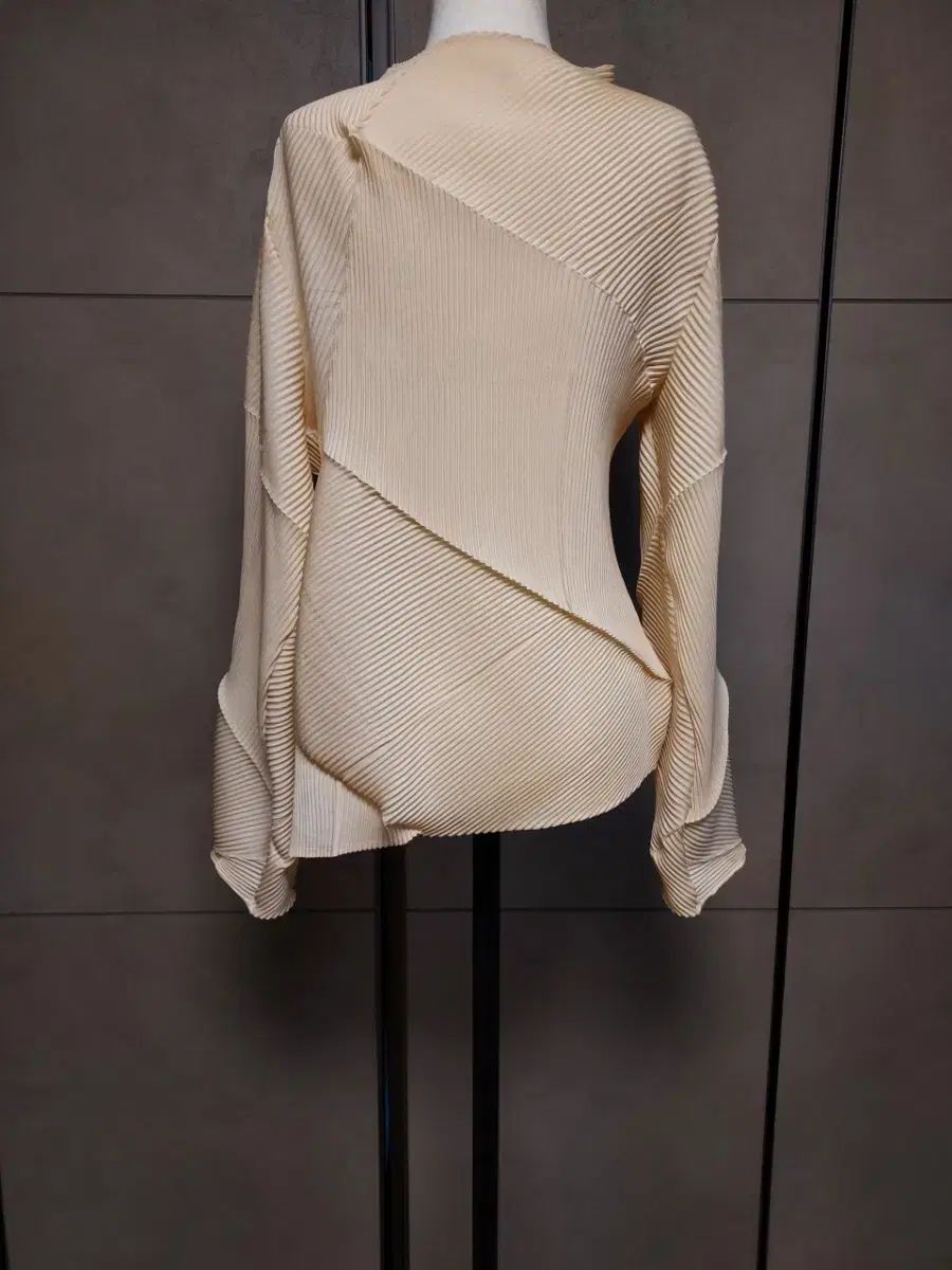 アイボリー プリーツ 長袖 ブラウス