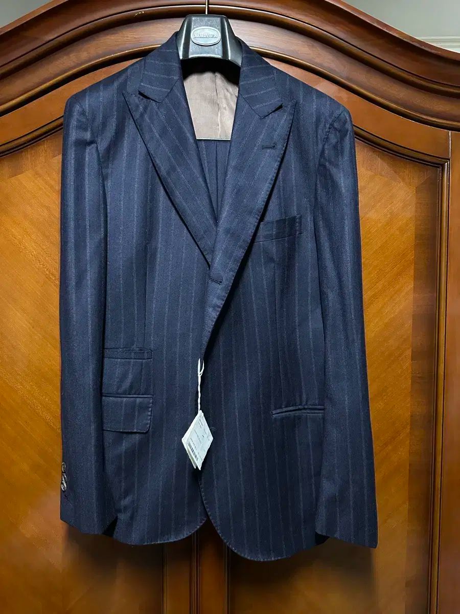 ブルネロクチネリ ピークドラペル シグネチャースーツ