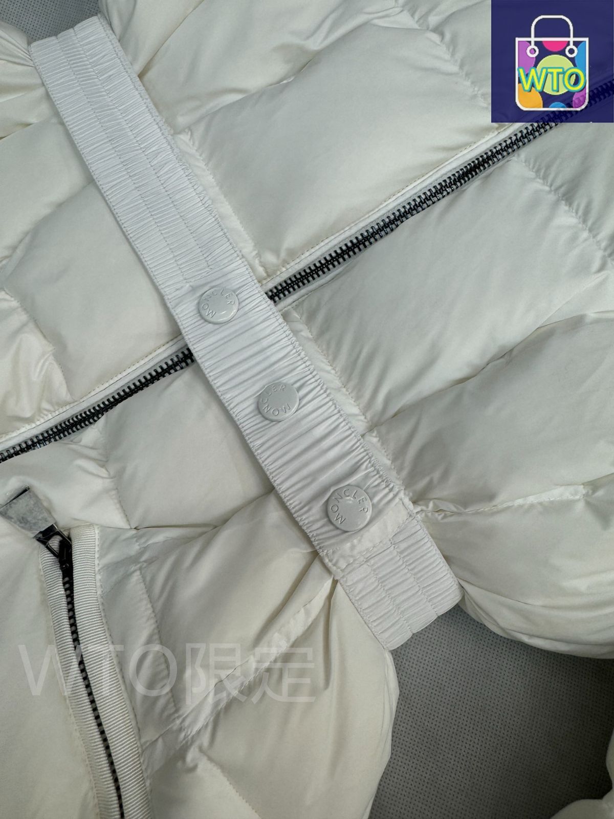 モンクレール ブラックダウンジャケットロングタイプ白い襟｜