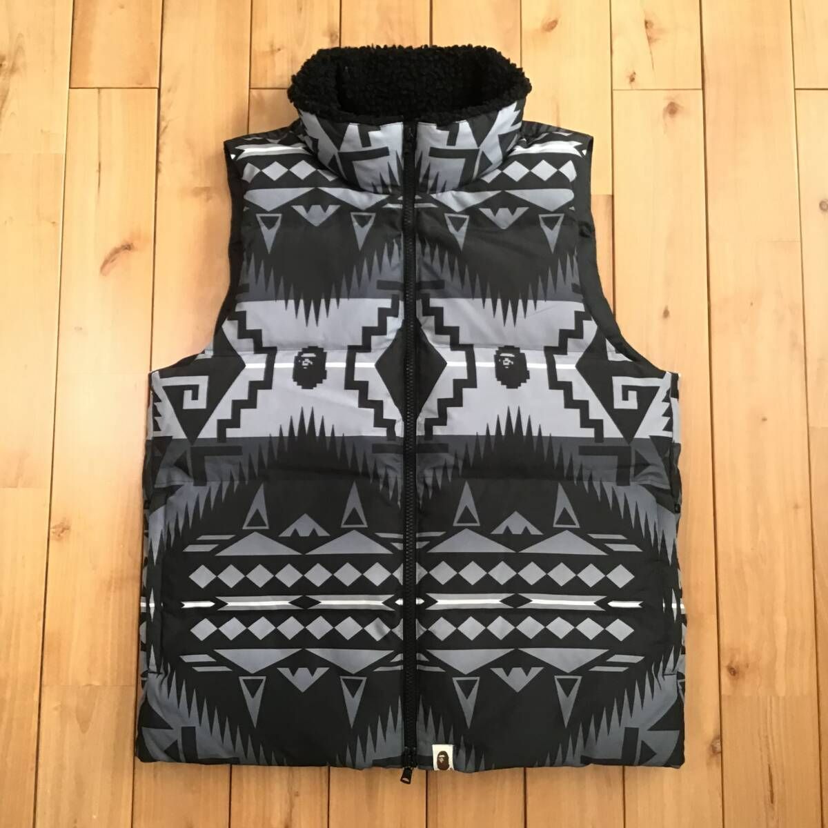 BAPE NATIVE柄 ダウンベスト a bathing ape BAPE NATIVE柄 ダウンベスト Sサイズ グレー a bathing ape Puffer