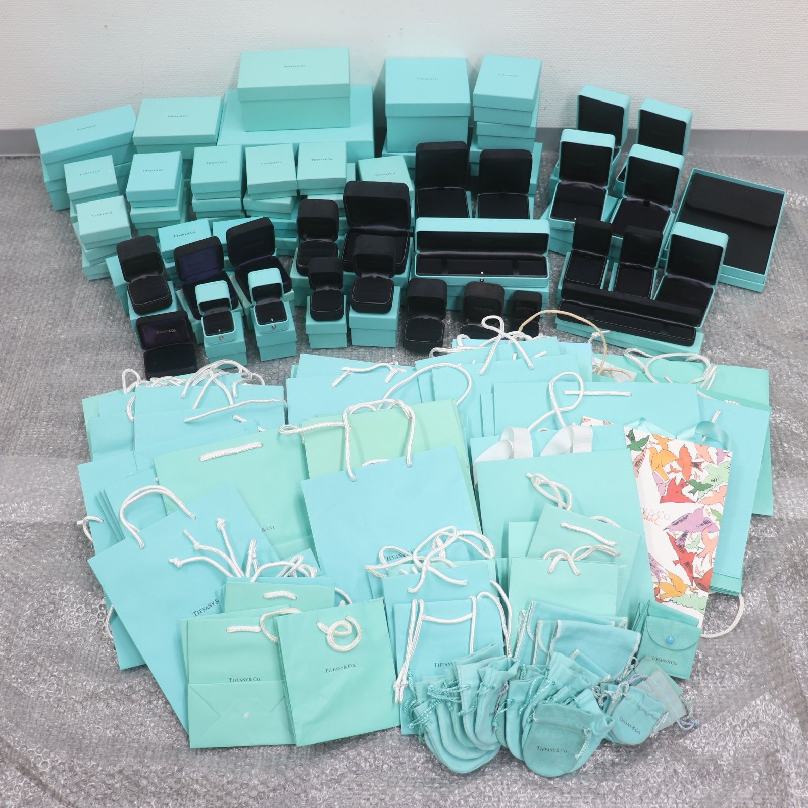 ITG6BIPSRZD9 TIFFANYu0026Co ティファニー 純正 BOX ショッパー まとめ 箱64個 紙袋65枚 アクセサリーケース25個 保存袋38枚
