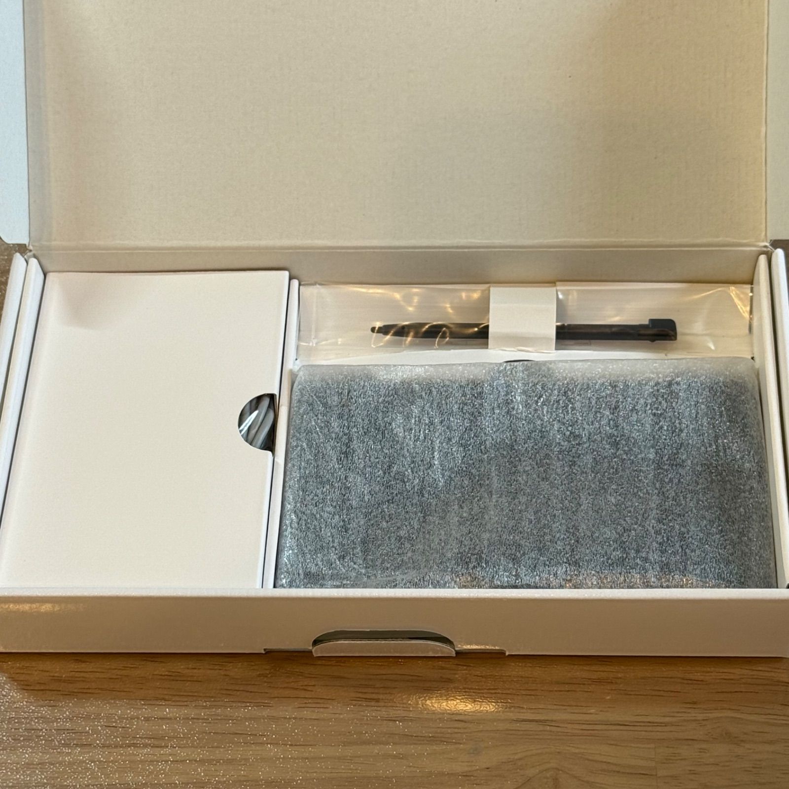 9-017【ほぼ未使用】ニンテンドーDSi ゼクロムエディション 箱付き 訳アリ 9-017【ほぼ未使用】ニンテンドーDSi ゼクロムエディション 箱