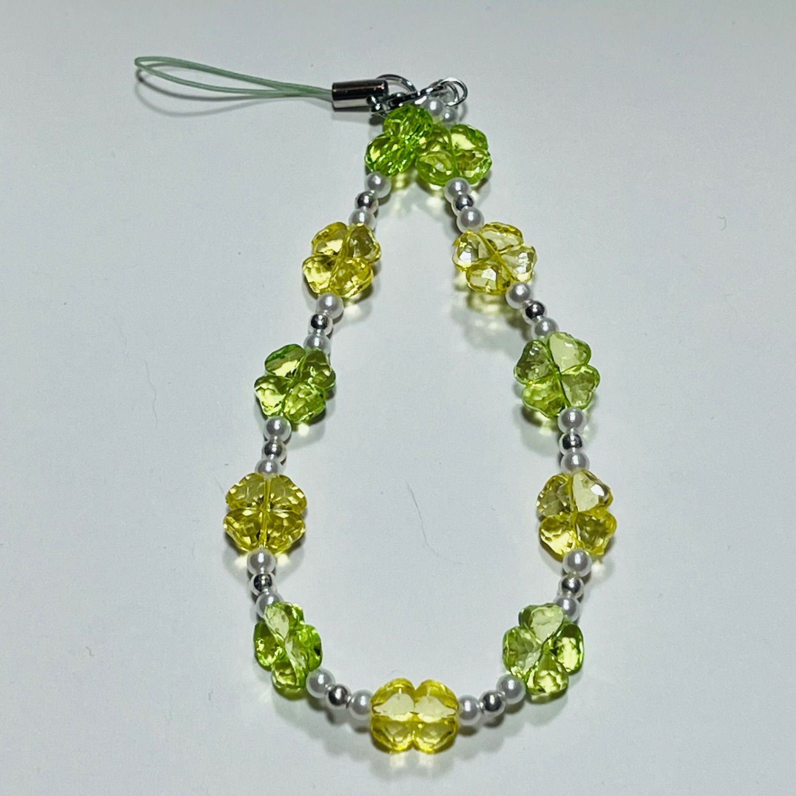 ハンドメイド 幸せの四つ葉のクローバービーズキーホルダー ストラップ