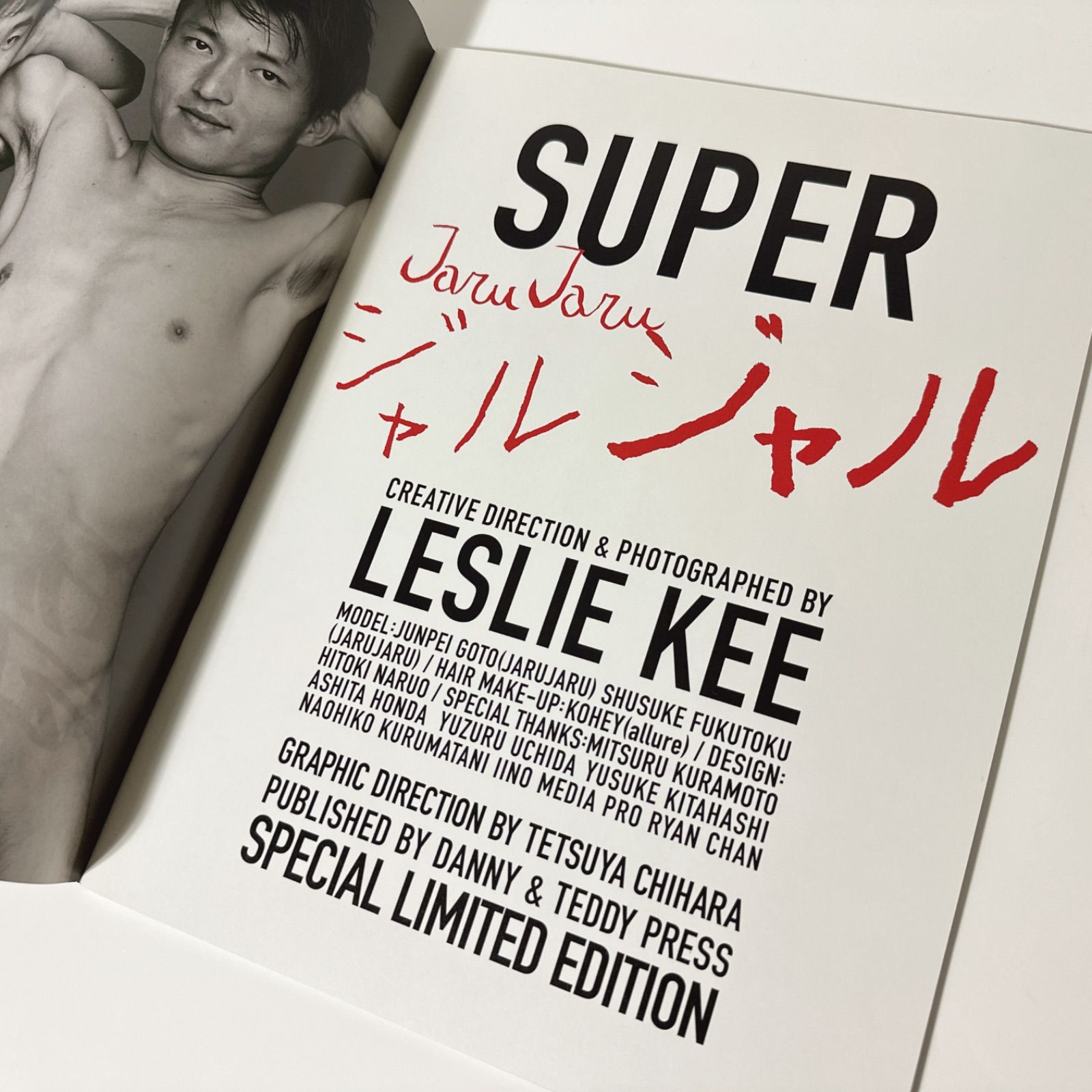 Leslie Kee : SUPER JARUJARU | 写真集 | 直筆サイン入り - メルカリ