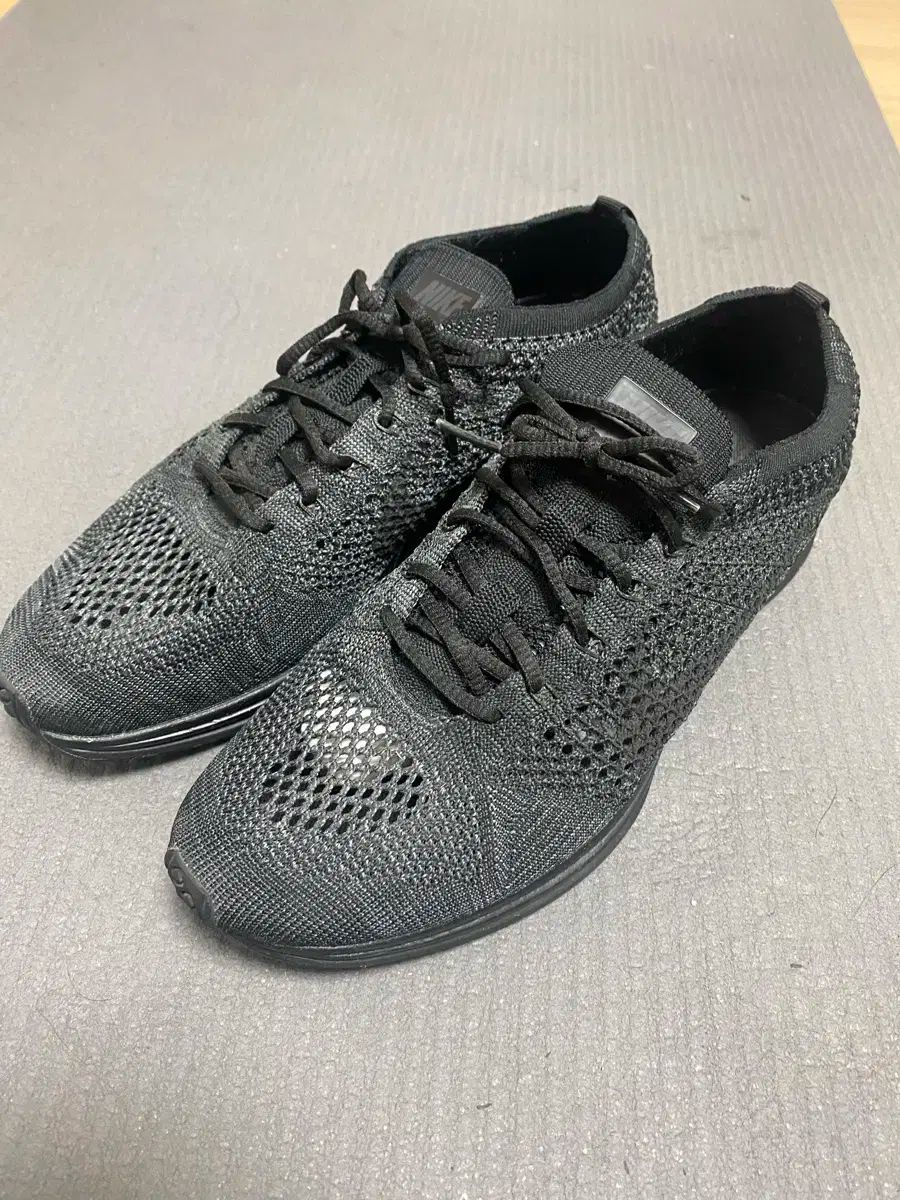 【雷市場（ポンジャン）商品韓国直送】 NIKE(ナイキ) フライニット レーサー トリプル 黒 270