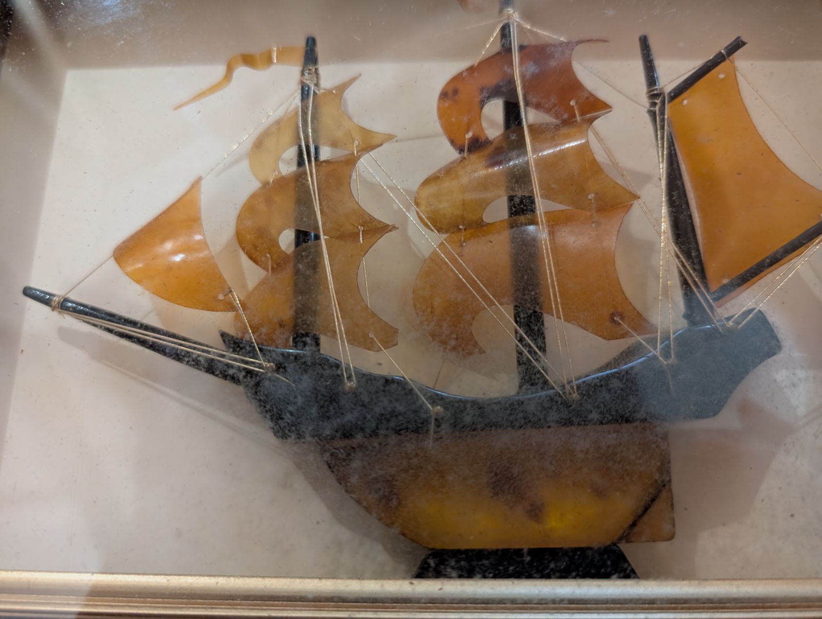 【セール】べっ甲細工帆船 額縁入り 額縁入れられたべっ甲製の帆船 壁掛け YN25F(T)23 - メルカリ