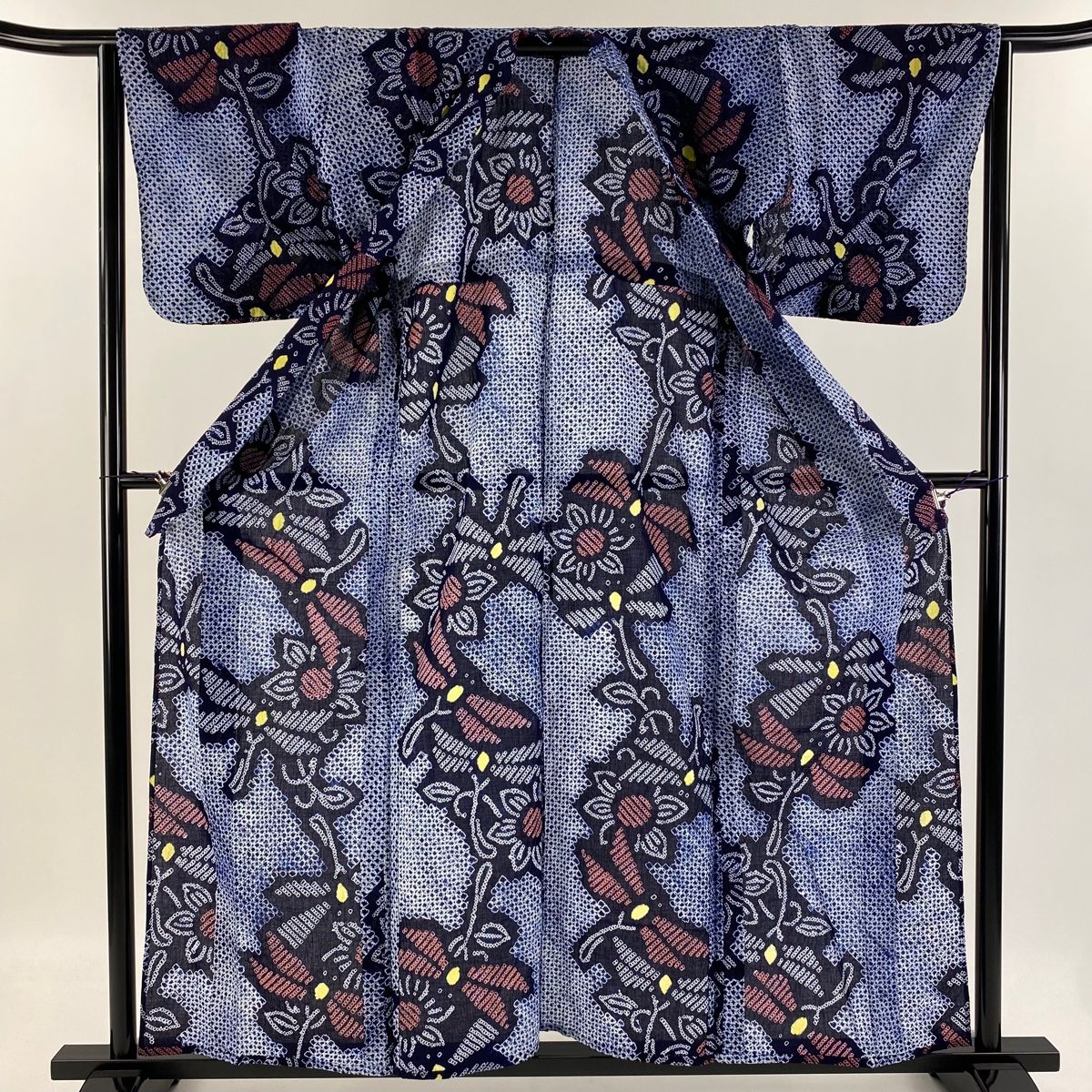 絞り浴衣　身丈164㎝ 裄 66㎝　正絹　お花 紫【中古】 浴衣 身丈158.5cm 裄丈62cm S 絞り浴衣 草花 紺色 綿 美品 名品
