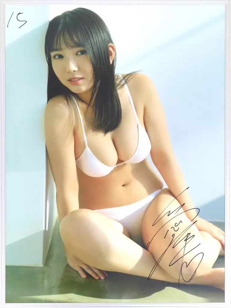 中古】雑貨 沢口愛華(水着白/座り) 直筆サイン入り写真パネル - メルカリ