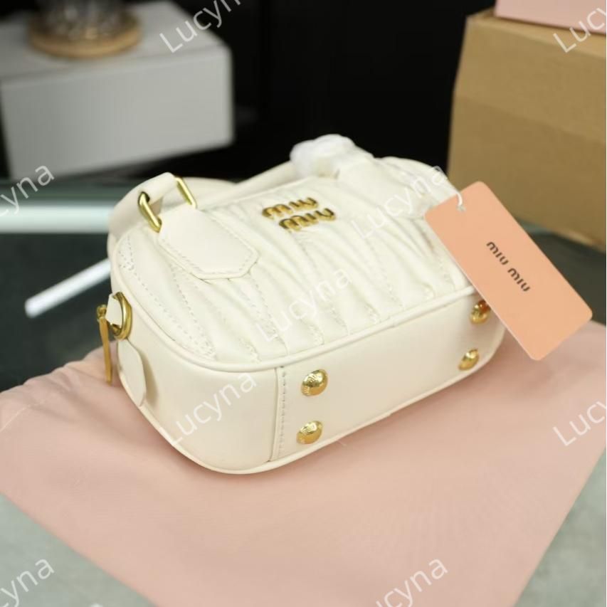 MIUMIUアルカディ マテラッセレザー バッグ ホワイト