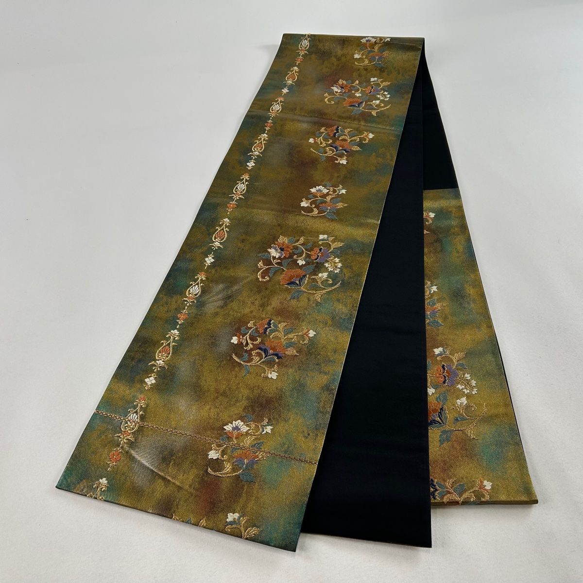袋帯 美品 秀品 花唐草 草花 刺繍 箔 金色 六通 正絹 【中古