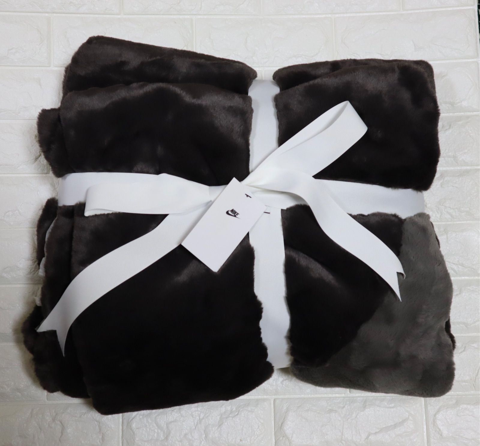 NIKE WMNS NSW FAUX FUR BLANKET KRMG ナイキ - メルカリ