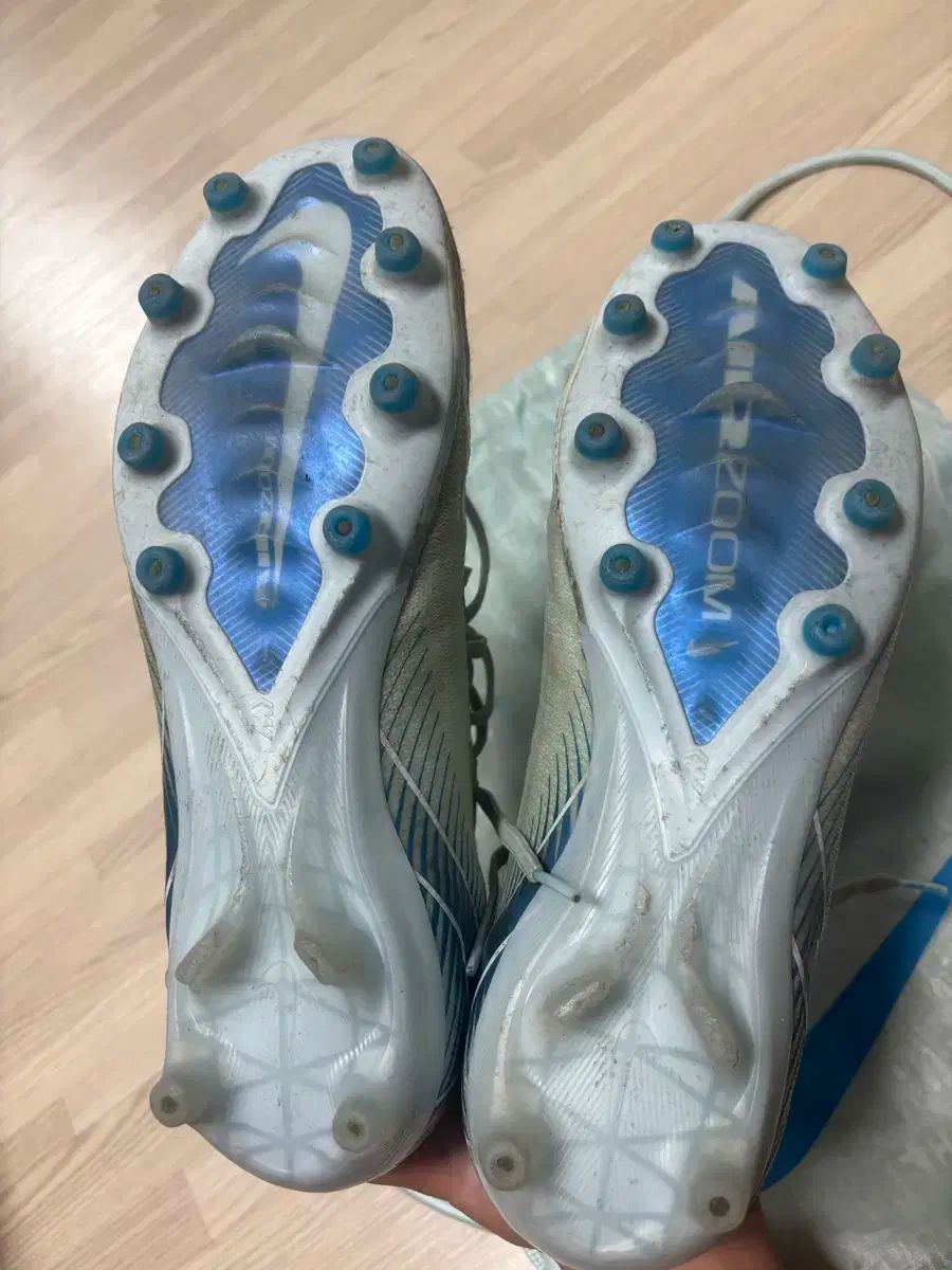 NIKE