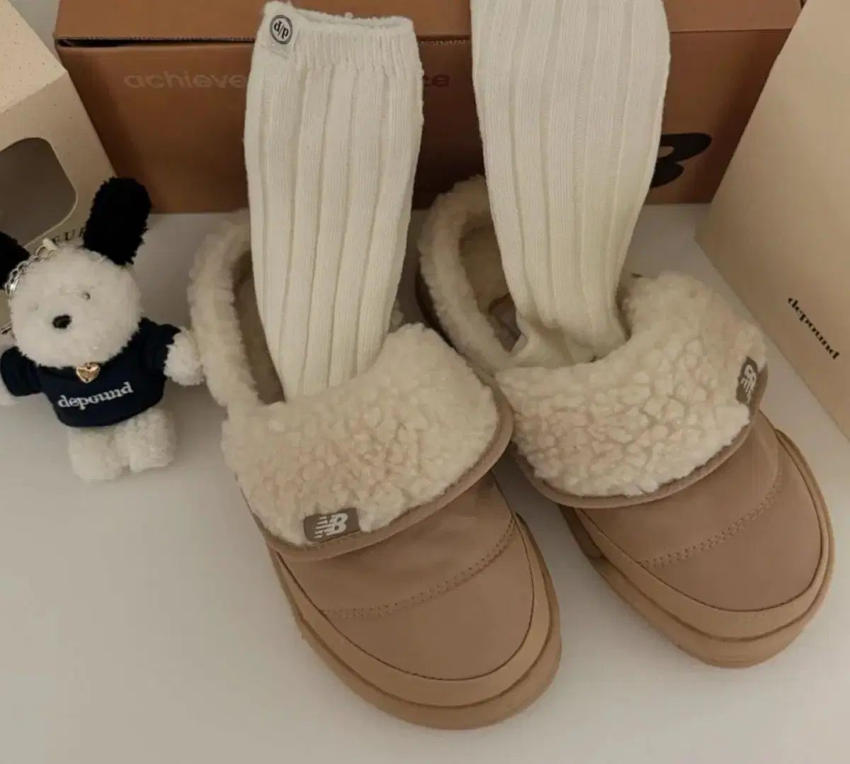 ニューバランス パープル リー アグ ダウン スリッパ ミュール 240