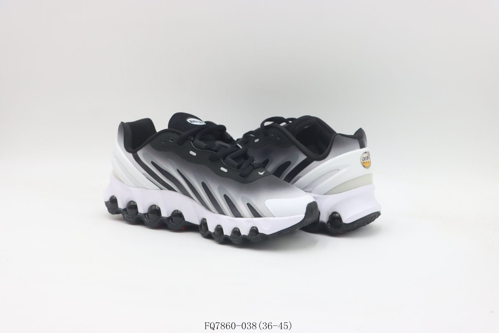 今日特価】Nike ナイキ ランニングシューズ FQ7860-038 ホワイト