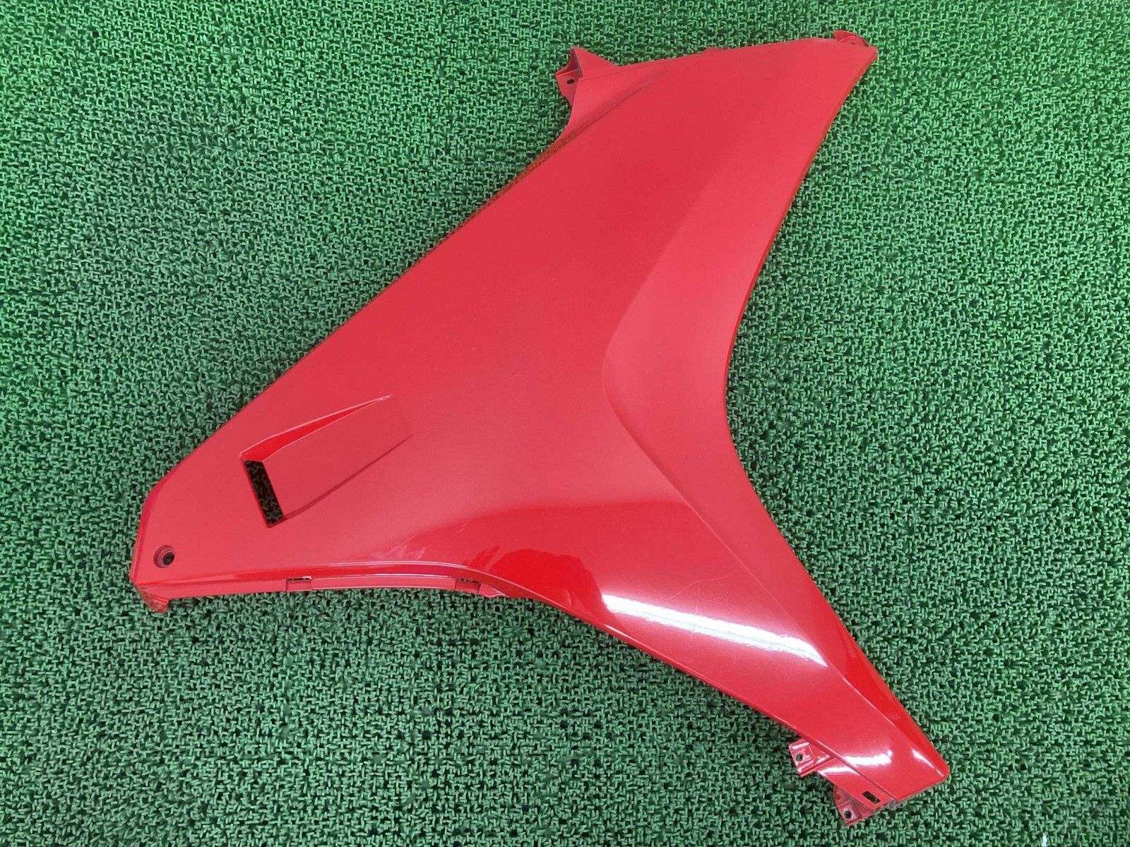 VFR800F サイドカウル 右 赤 MJM ホンダ 純正 中古 バイク 部品 RC79 ミドルカウル ペイント素材に 割れ欠け無し 品薄 Nz VFR800F サイドカウル 右 赤 MJM ホンダ 純正 中古 バイク 部品 RC79