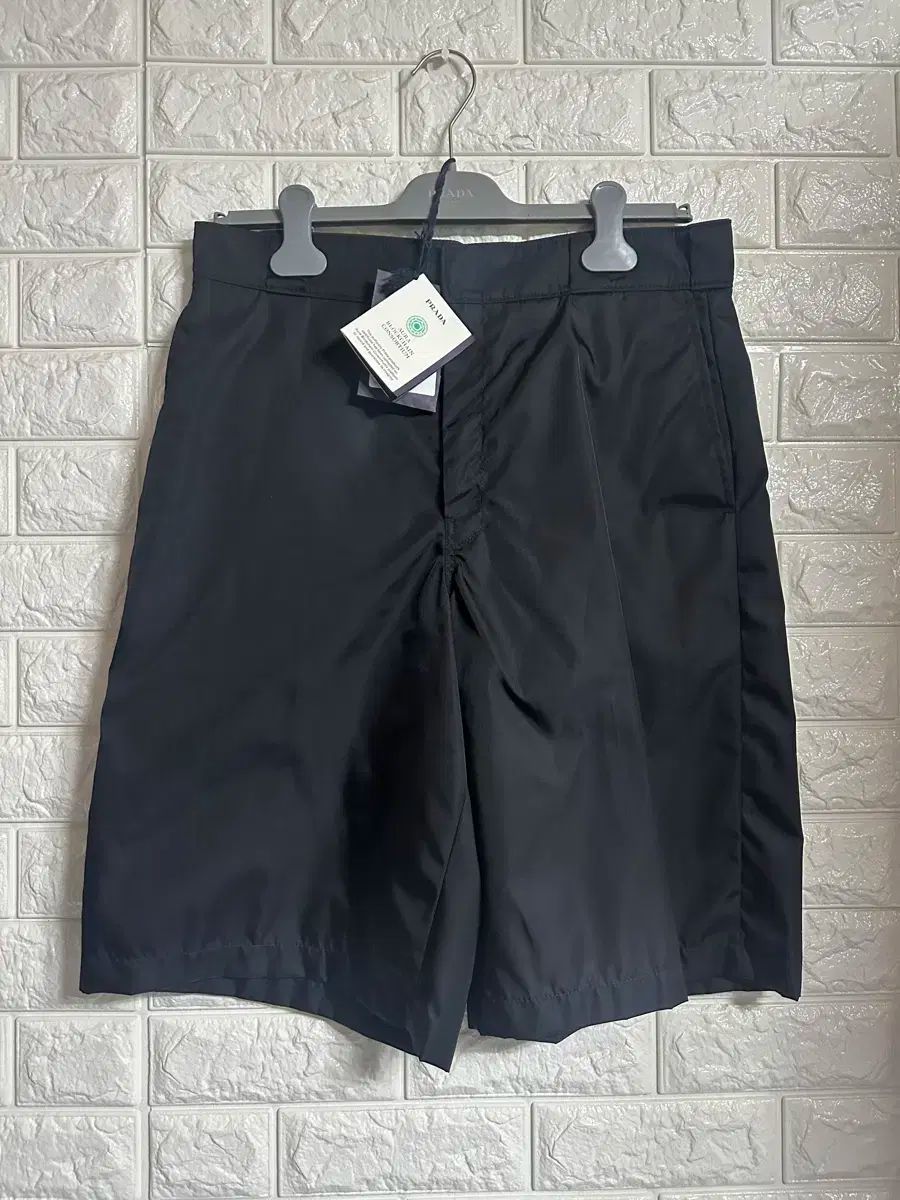 美品⭐️PRADAプラダ リナイロン ギャバジン バミューダ パンツ 黒 美品⭐️PRADAプラダ リナイロン ギャバジン バミューダ パンツ 黒
