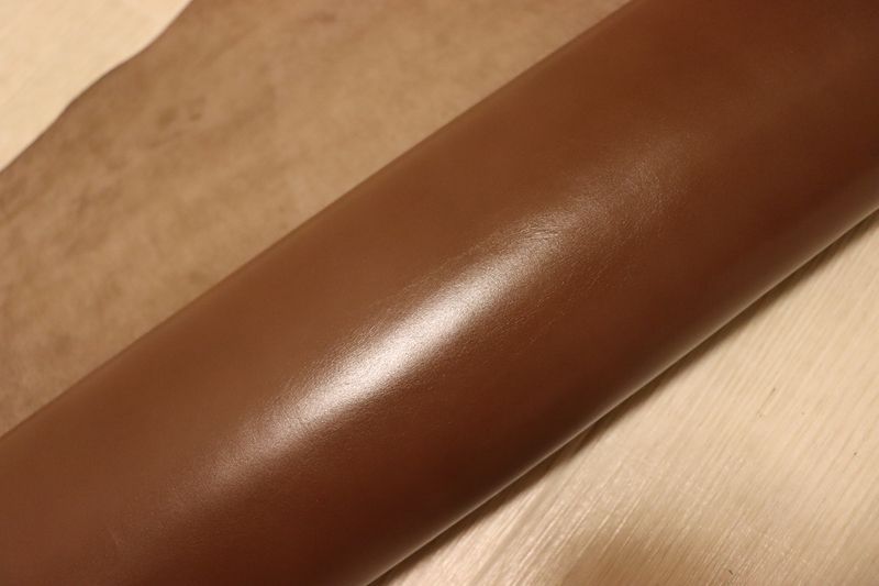 チョコブラウン 85ds クロム革 牛革 国産 レザー スムース加工 はぎれ 一枚革 レザークラフト 革 皮 本革 diy 生地 材料