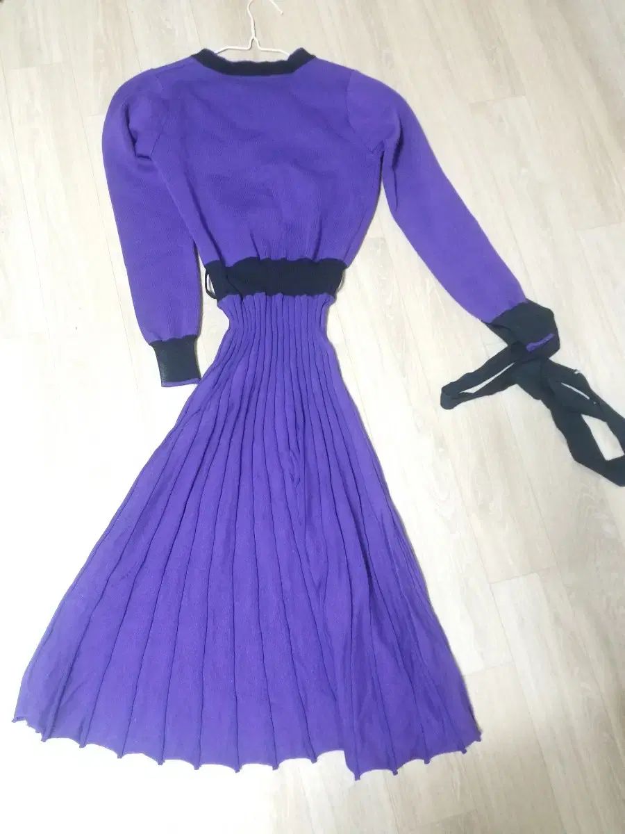 紫色のニット プリーツワンピース