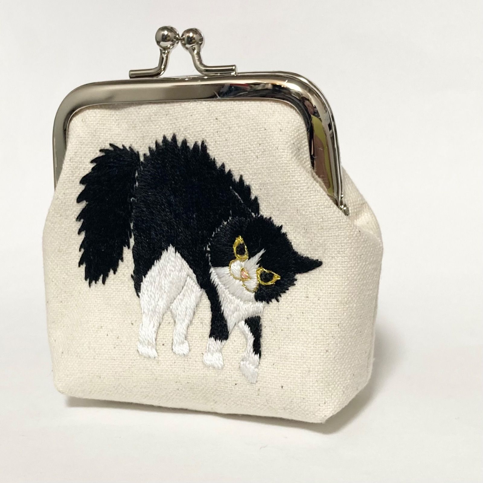 a-yaハンドメイド眠り猫ふんわりがま口ポーチモカの子と小さながま口黒猫 taneneco手刺繍作品『黒猫様』がま口ポーチ | Taneneco Shop