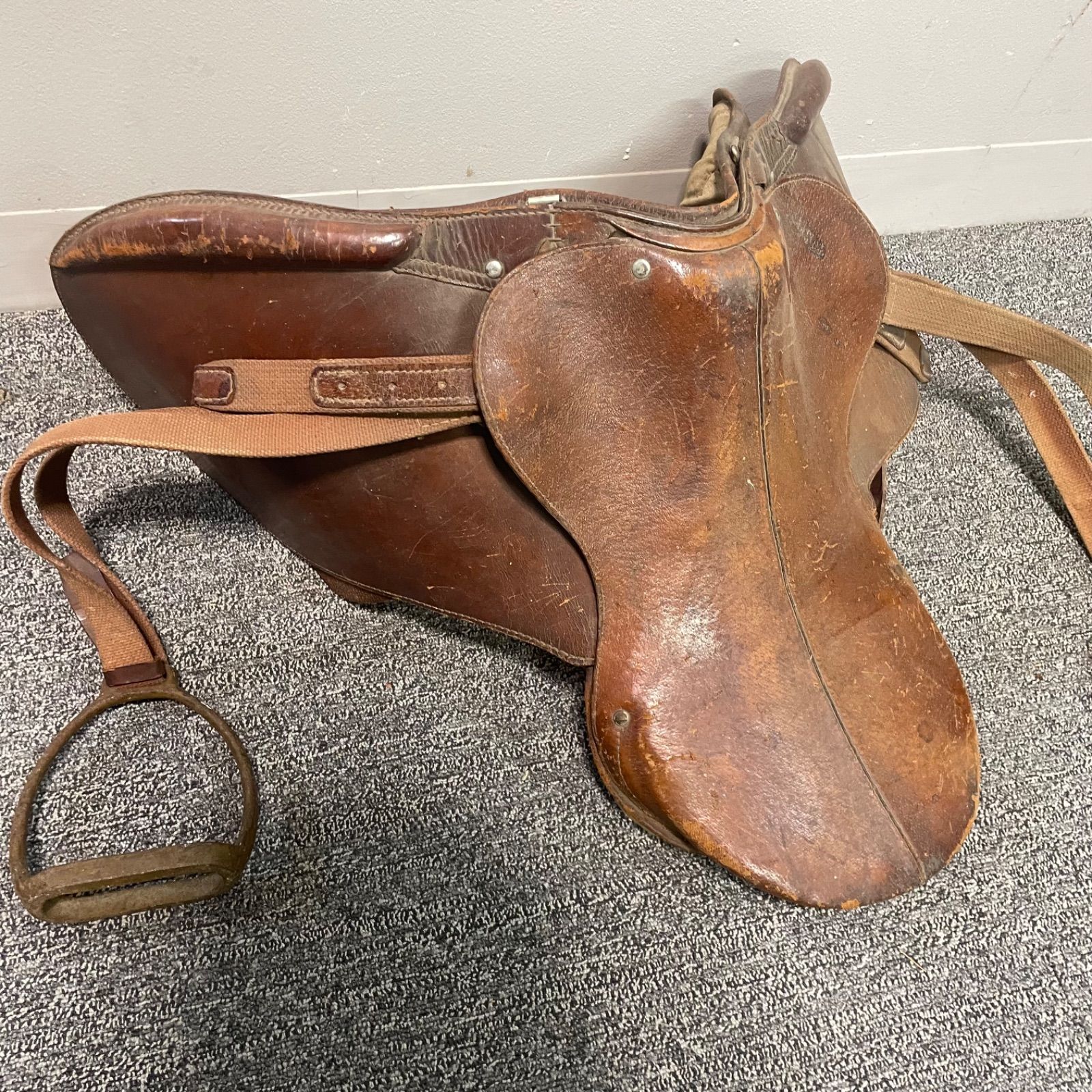 KO-20 当時物 ウエスタン サドル カウボーイ 乗馬 馬具 馬鞍 革細工 台付 アンティーク 乗馬鞍 ウエスタンサドル 鞍 カウボーイ 革 革細工