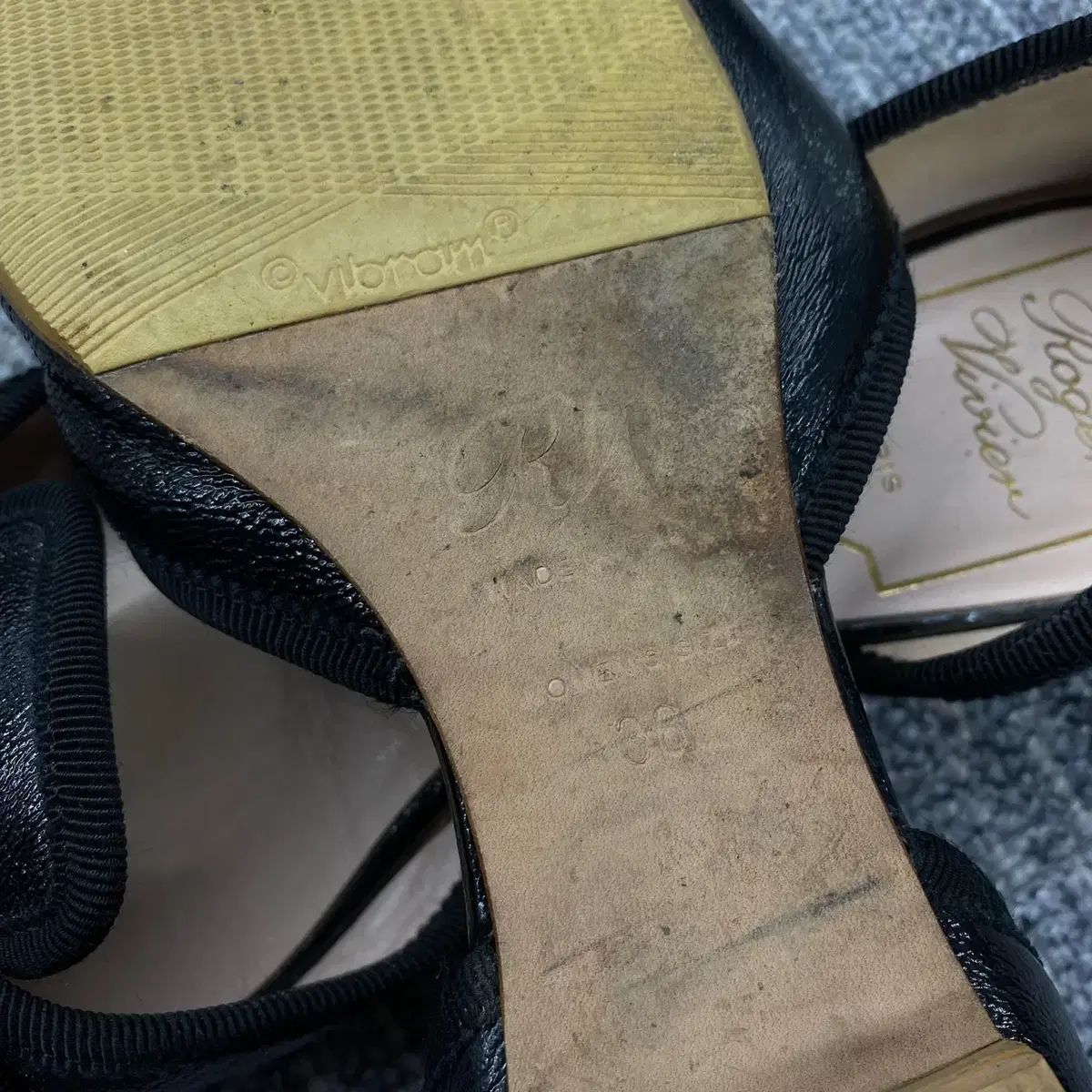 Roger Vivier(ロジェ・ヴィヴィエ) 署名 黒 フラットシューズ Roger Vivier(ロジェ・ヴィヴィエ) 署名 黒 フラットシューズ