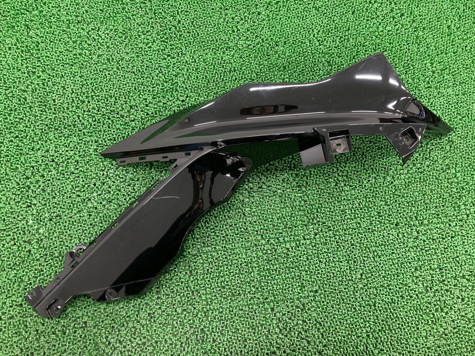 YZF-R3 サイドカウル 右 BS7 ヤマハ 純正 バイク 部品 RH13J 割れ欠け無し 品薄 希少品 車検 Genuine 【中古】 41 YZF-R3 サイドカウル 右 BS7 ヤマハ 純正 バイク 部品 RH13J 割れ欠け