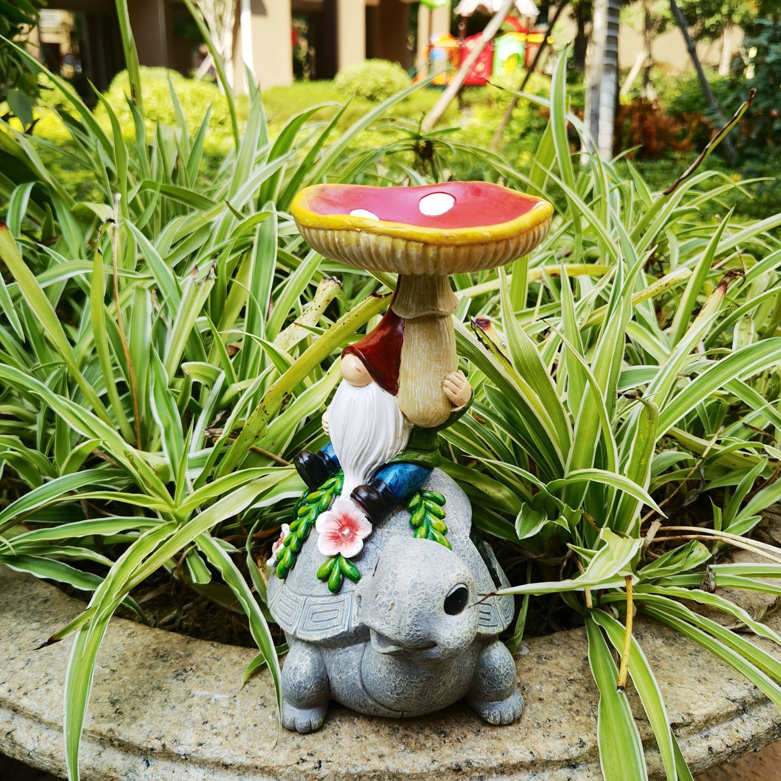 ガーデンオーナメント 亀の上でキノコを持っている小人