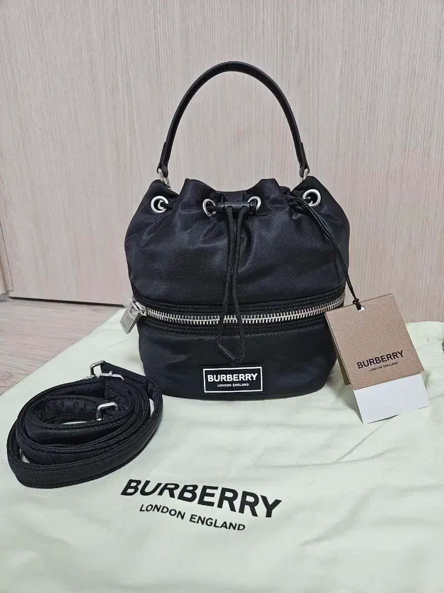 最終値下げBURBERRY ブラック ドローストリングバッグ BURBERRY ブラック ショルダーバッグ - メルカリ