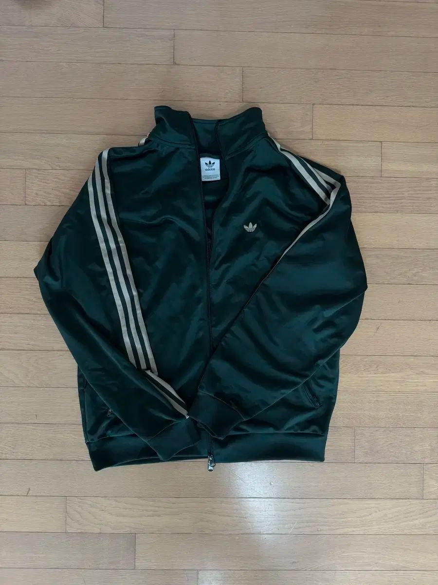 adidas/ベッケンバウアー/Mサイズ/シャドーグリーン トラックジャケット（ジェンダーニュートラル） シャドー