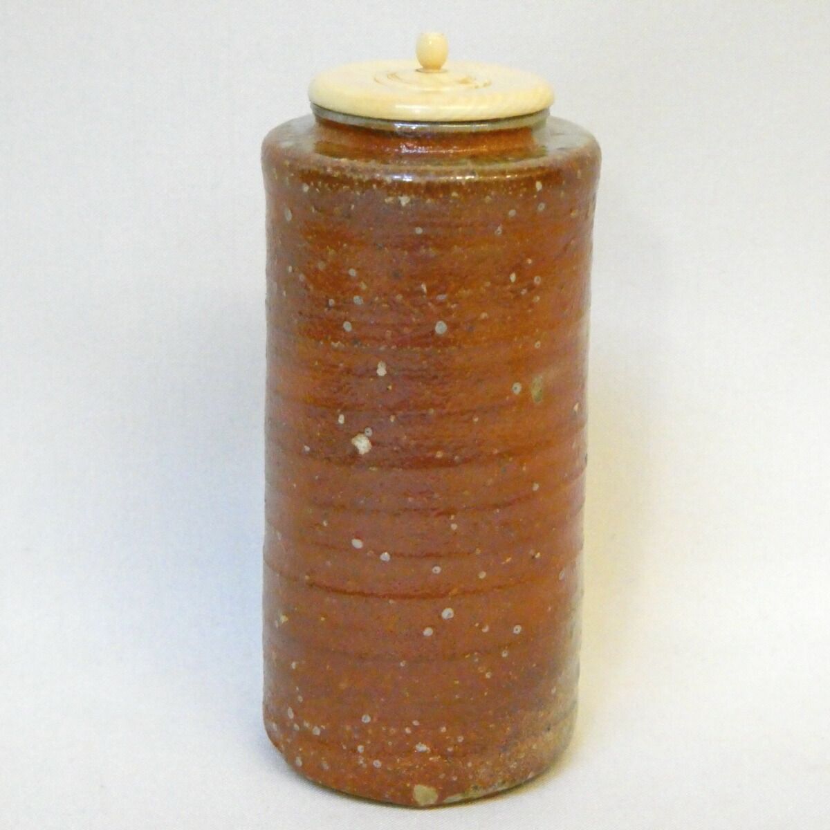 送料込【逢絢亭】茶道具 蓋置 唐銅 砂張 衝羽根の形 黒瀬宗康 共箱入り 逢絢亭】茶道具 蓋置 唐銅 砂張 衝羽根の形 黒瀬宗康 共箱入り