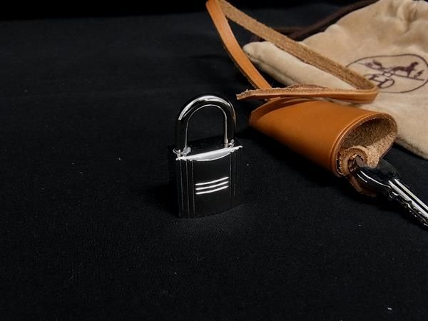 HERMES - ■新品同様■ HERMES エルメス ボックスカーフ  クロシェット カデナ 南京錠 パドロック 101 鍵 キー ブラウン系 FS2610 □新品同様□ HERMES エルメス ボックスカーフ クロシェット