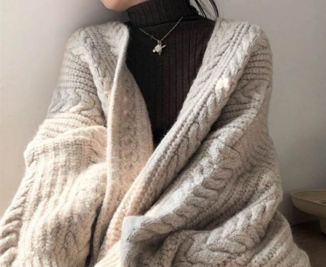 トップス ニットソー カーディガン 上着 白トップス ロング ロング丈 ミディアム丈 袖あり 長袖 ボリューム袖 フレアスリーブ フレンチスリーブ 萌袖 襟なし フレア セミフレア 細身 ストレート ワイド Iライン スマート 前開き ケーブルニット 編み込み 伸縮性 ニット 厚手 トップス ニットソー カーディガン 上着 白トップス ロング ロング丈