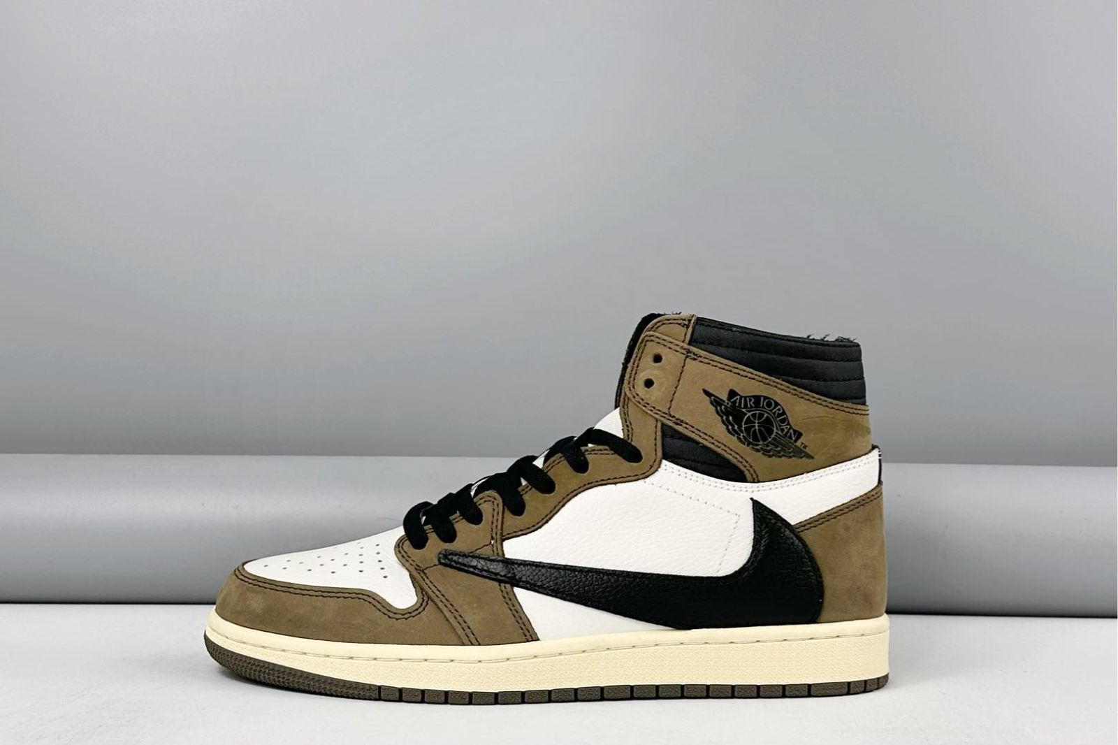 トラヴィススコット × ナイキ エアジョーダン1 レトロ ハイ OG TS SP