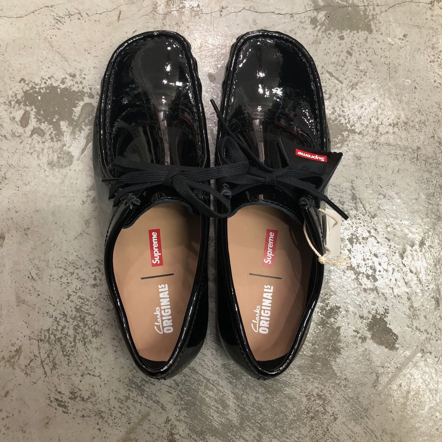 新品 国内正規 Supreme 24SS Clarks Patent Leather Wallabee Black コラボ パテント レザー ワラビー  シューズ シュプリーム クラークス 26.5cm 71234A1 - メルカリ