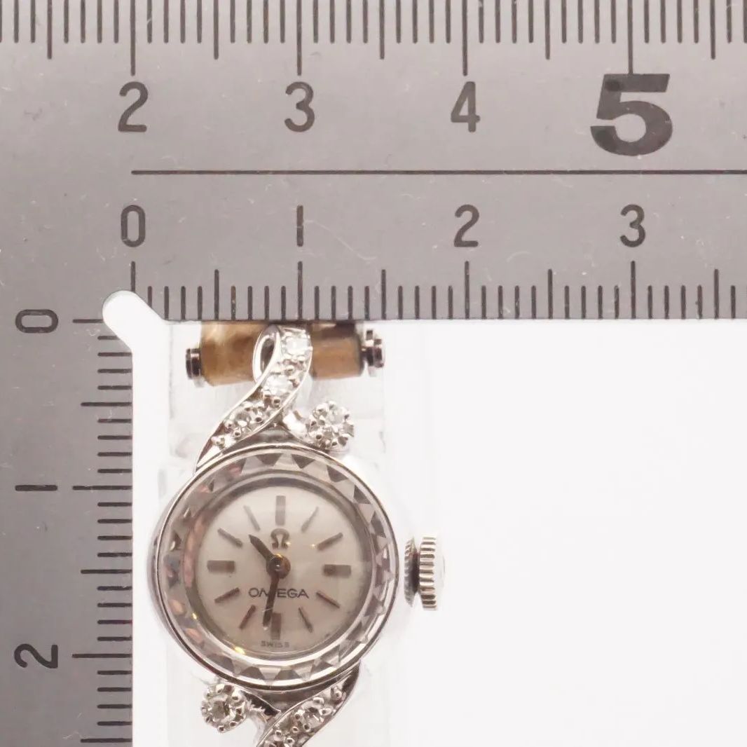 OMEGA オメガ 手巻き シルバー文字盤 カットガラス 天然ダイヤモンド ⭐ OMEGA オメガ 手巻き カットガラス 天然ダイヤモンド 稼働品 希少