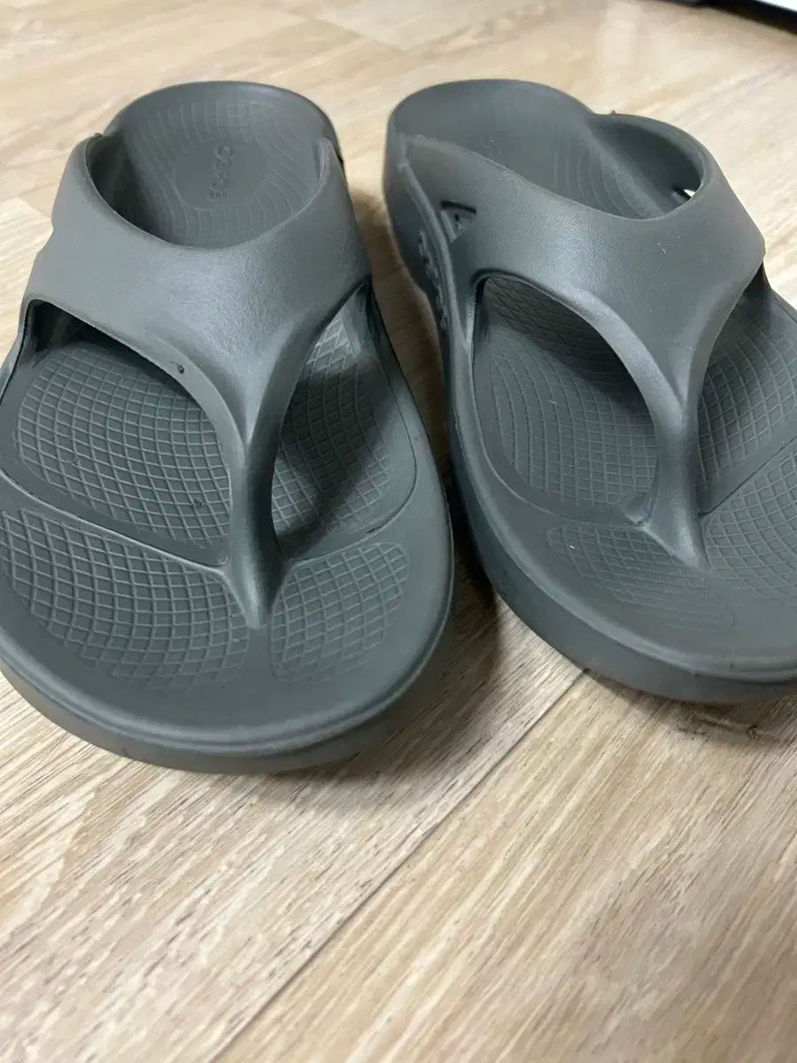 ウーフォス ビーチサンダル