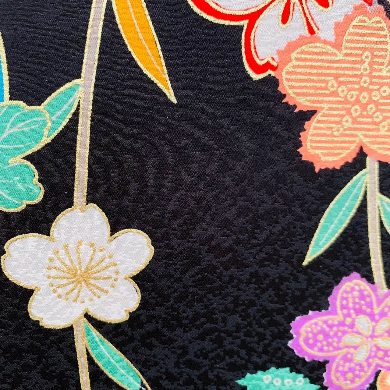 ✴タペストリー 掛軸 新品❣正絹 七五三 祝い着生地使用 蝶 大 ✴タペストリー 掛軸 新品❣正絹 七五三 祝い着生地使用 蝶 大