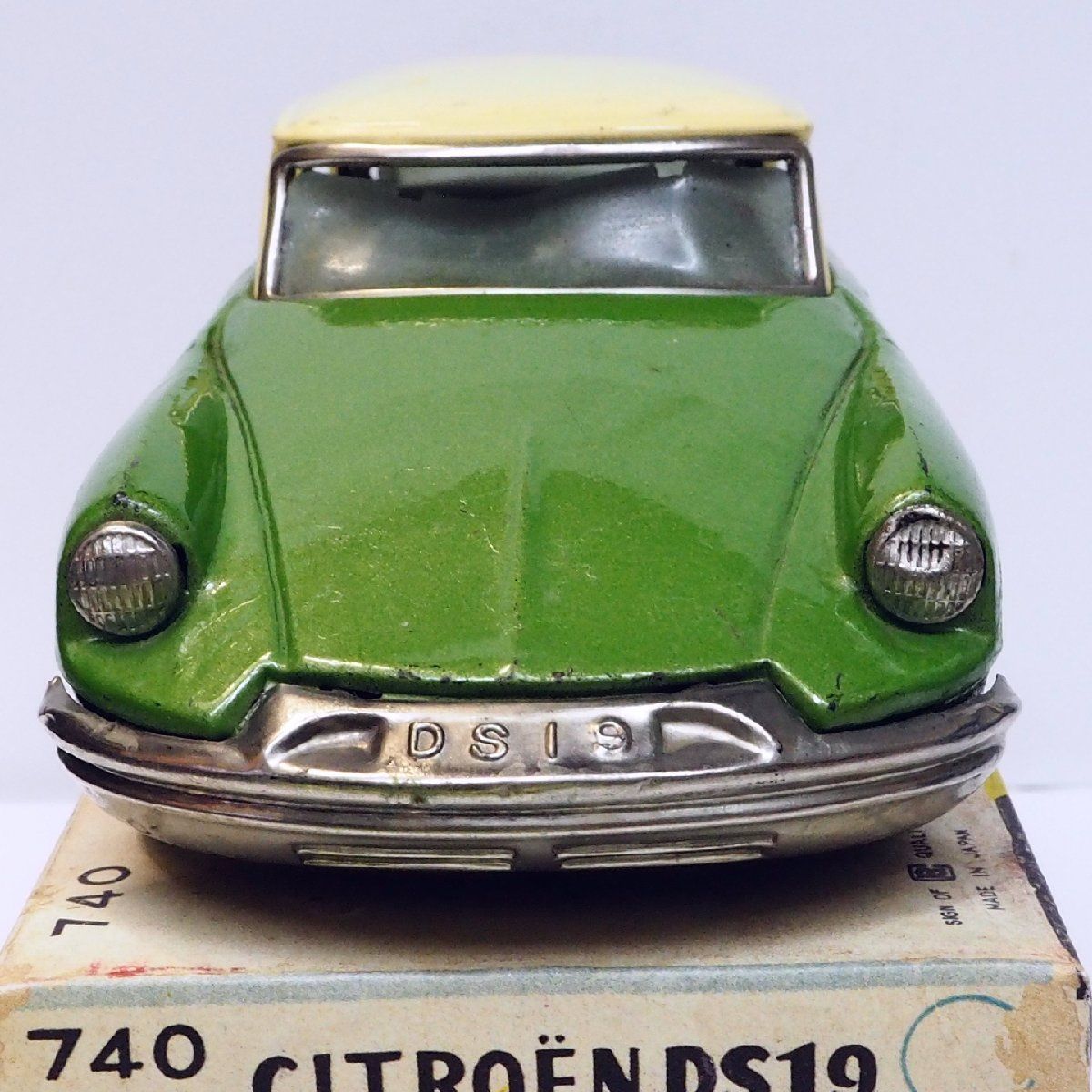福袋特集 2024 萬代屋 赤箱 740【CITROEN DS19 シトロエン 黄緑】ブリキ 自動車
