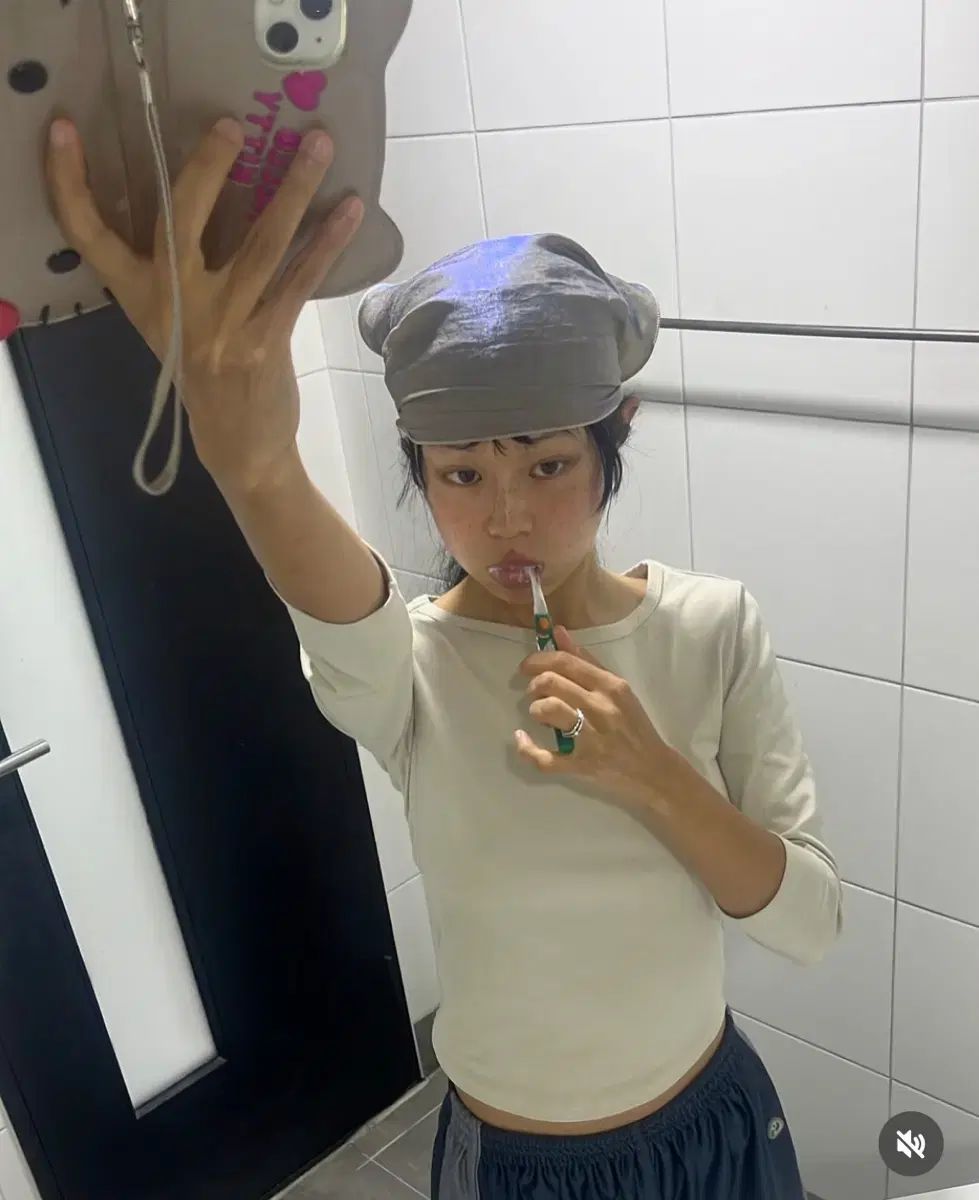 SYMBOL LOGO CAPRI SLEEVES SAND