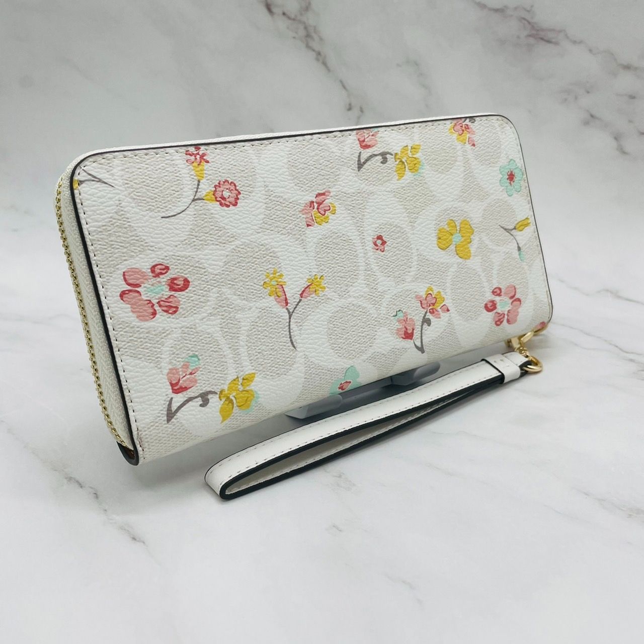 COACH 新品 長財布 正規品 C8695 白 花柄 ストラップ付き - メルカリ COACH 新品 長財布 正規品 C8695 白 花柄 ストラップ付き - メルカリ