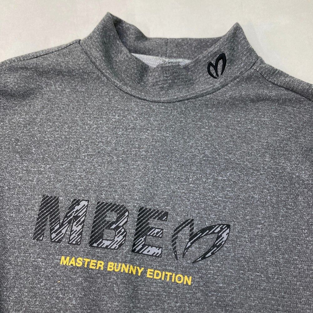 サイズ：6 MASTER BUNNY EDITION マスターバニーエディション 2024年モデル モックネック 長袖Tシャツ  グレー系 [240101412130] ゴルフウェア メンズ ストスト サイズ：6 MASTER BUNNY EDITION マスターバニーエディション