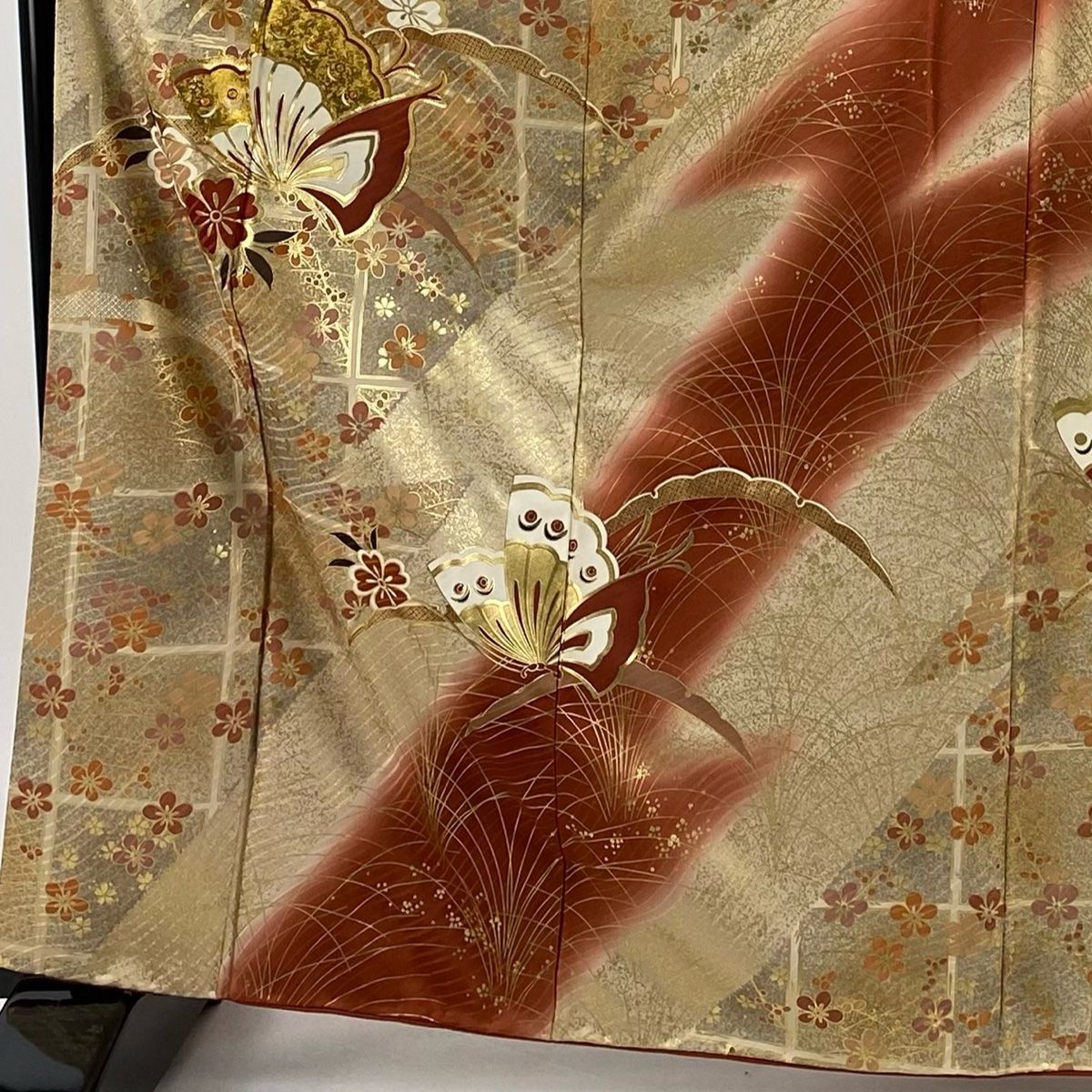 振袖 身丈167.5cm 裄丈65cm M 袷 谷崎潤一郎の世界 落款 蝶 梅 金糸 金彩 ベージュ 正絹 秀品