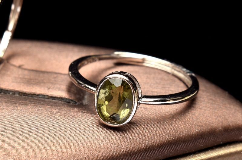 シルバー925 モルダバイト隕石 5x7mm オーバルカット 指輪リング