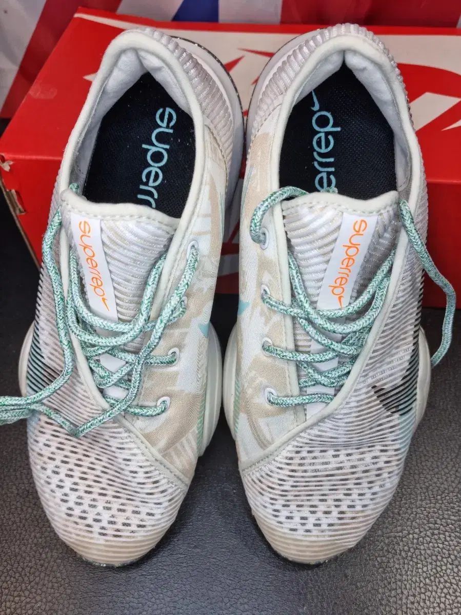 厳選商品を皆様に。 NIKE ナイキ スーパーレップ スニーカー アイボリー 250 職人の