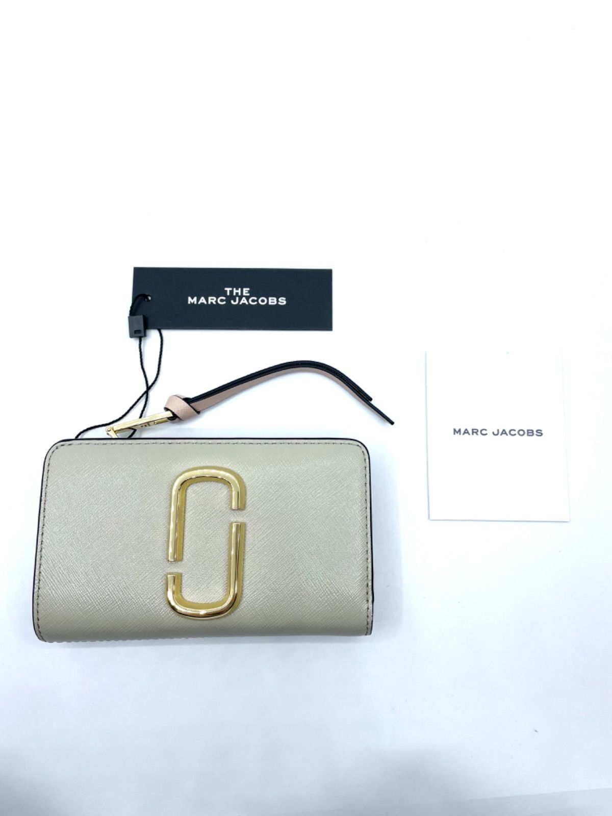 MARC JACOBS スナップショット 2つ折り財布 新品！ - メルカリ