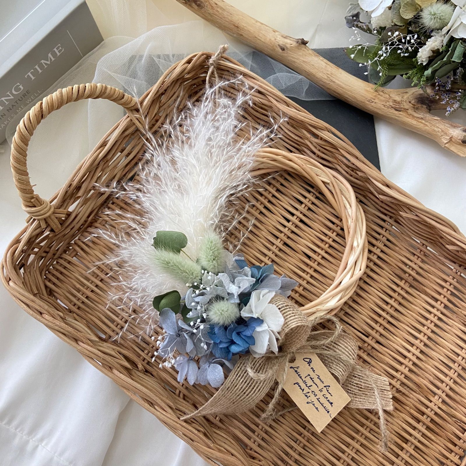 ホワイトとベージュ　パンパスグラスのハーフリース ホワイトとベージュ パンパスグラスのハーフリース □パンパスグラスの