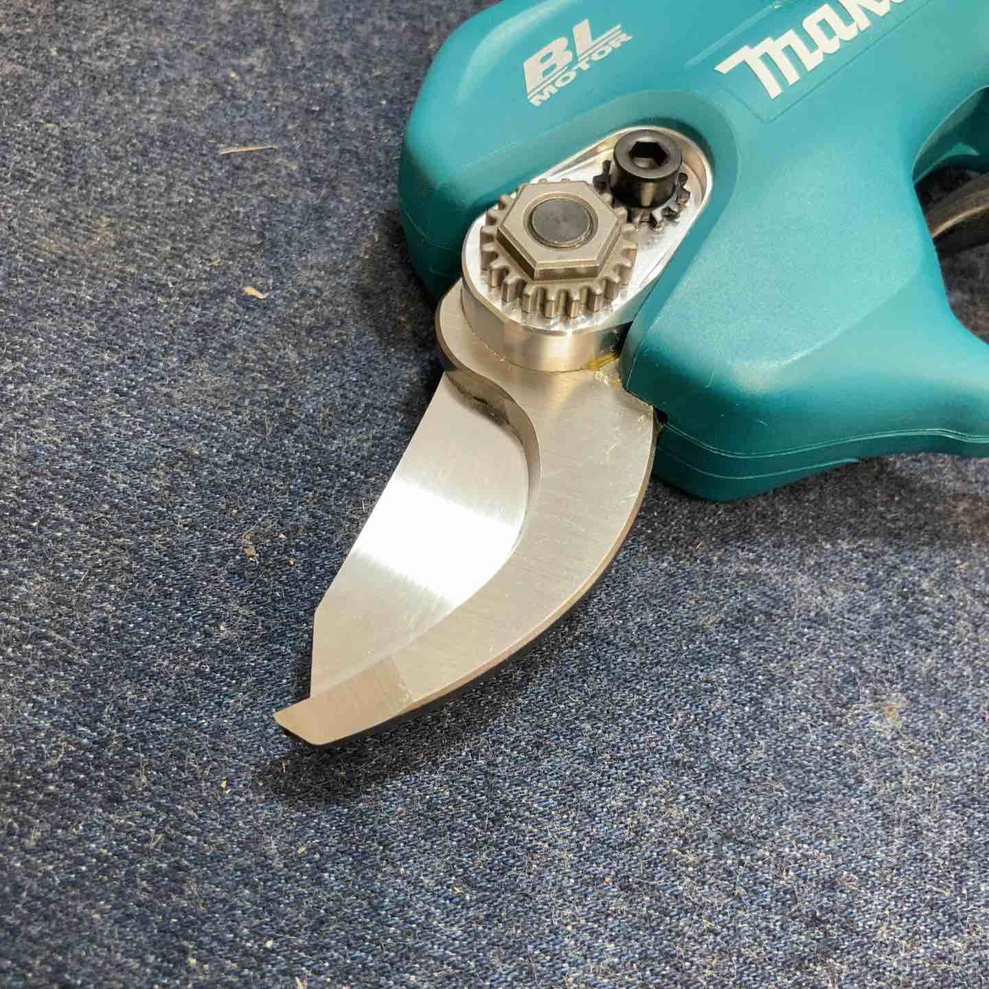 コードレスせん定ハサミ