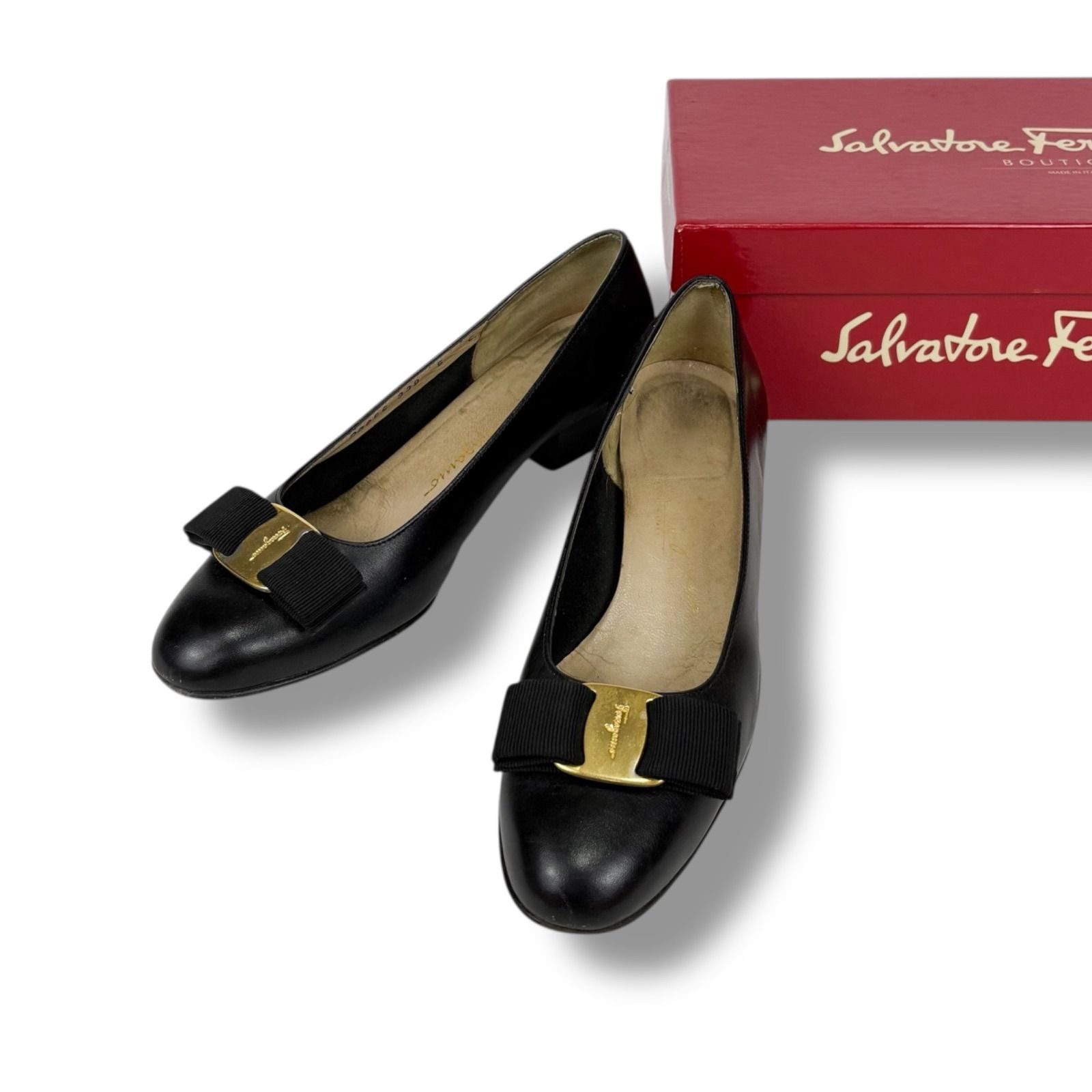 サルヴァトーレフェラガモ Salvatore Ferragamo パンプス ヴァラリボン  