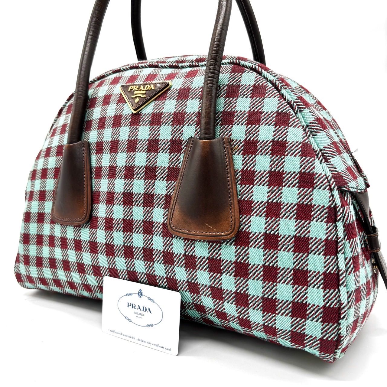 紗栄子さん着用 PRADA プラダ ボーリングバッグ トートバッグ ハンドバッグ ギンガムチェック 三角ロゴプレート トライアングル ゴールド金具 ロゴ型押し ギャランティーカード 白タグ キャンバス レザー レディース ボルドー 赤茶色 ブラウン 茶色
